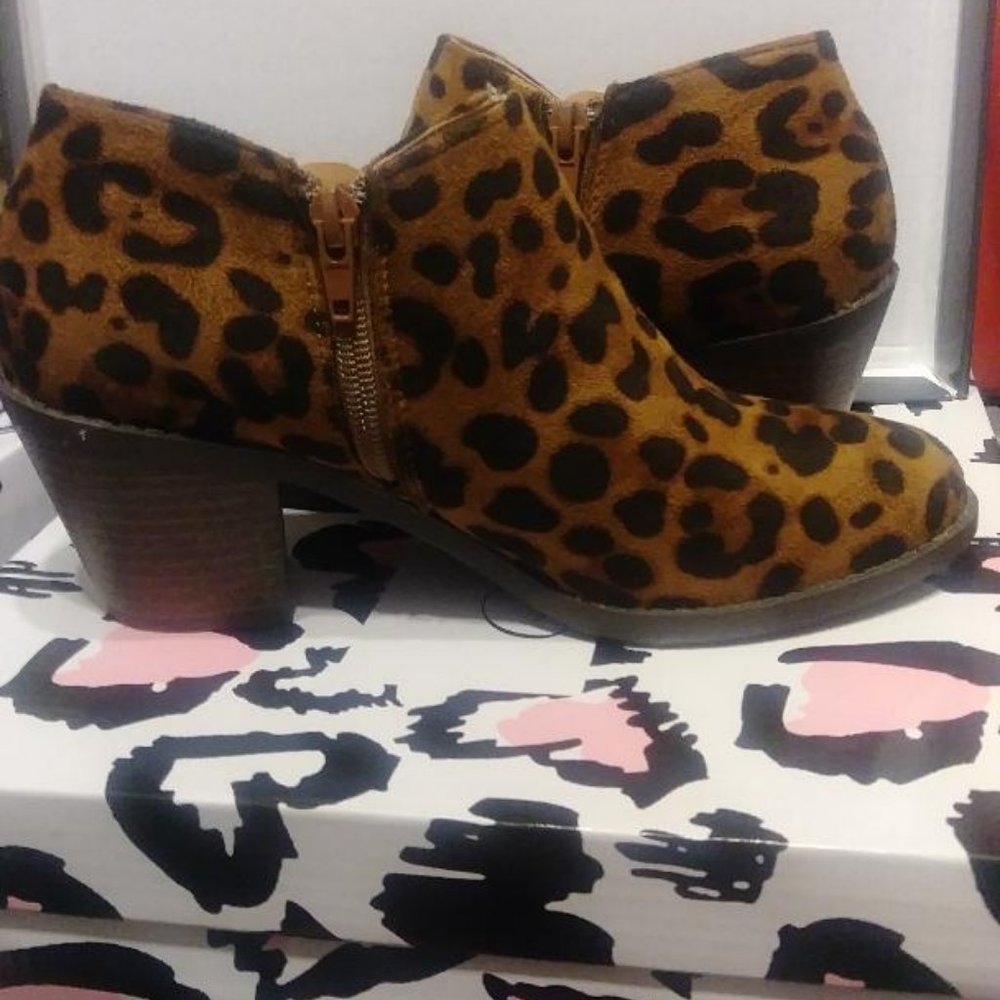 Mata Shoes VALENTINA-3 Leopard Print bootie NEW size 6